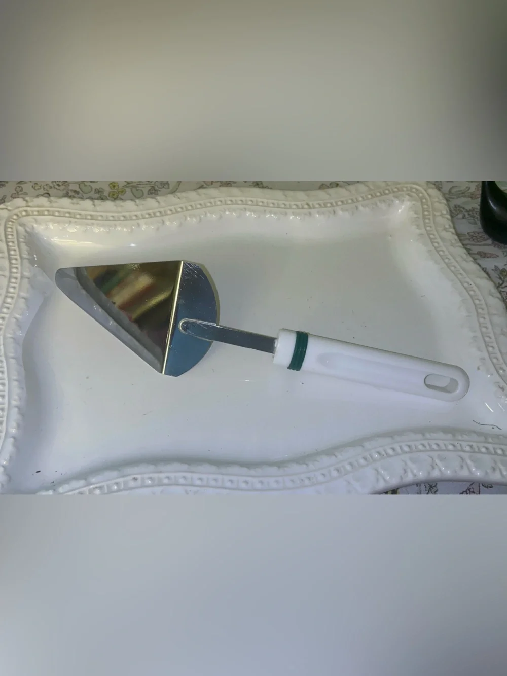 Chromium-plated cake and pie server White and green handle